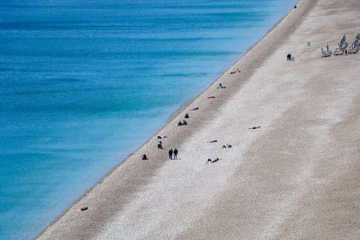 Antalya'da Güneşli Havanın Tadını Turistler Çıkardı