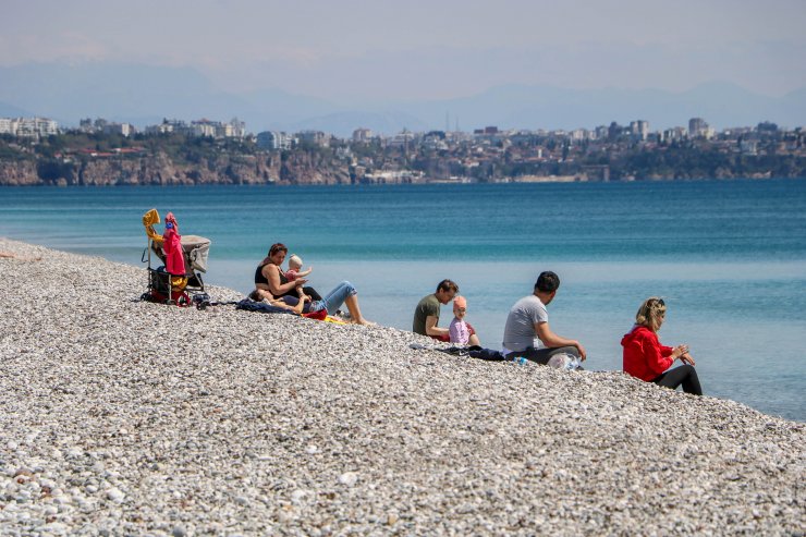 Antalya'da Güneşli Havanın Tadını Turistler Çıkardı