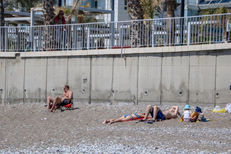 Antalya'da Güneşli Havanın Tadını Turistler Çıkardı