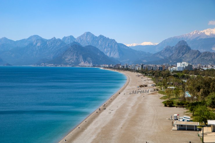 Antalya'da Güneşli Havanın Tadını Turistler Çıkardı