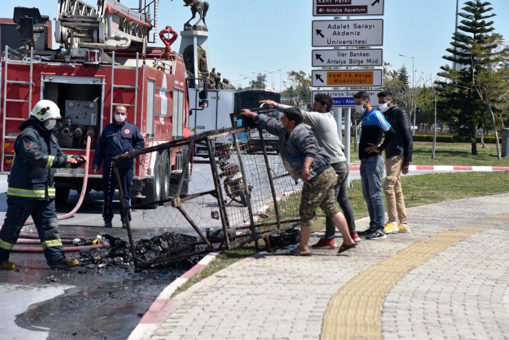 Motosikletinin Römorkunda Çıkan Yangını Üzüntüyle İzledi