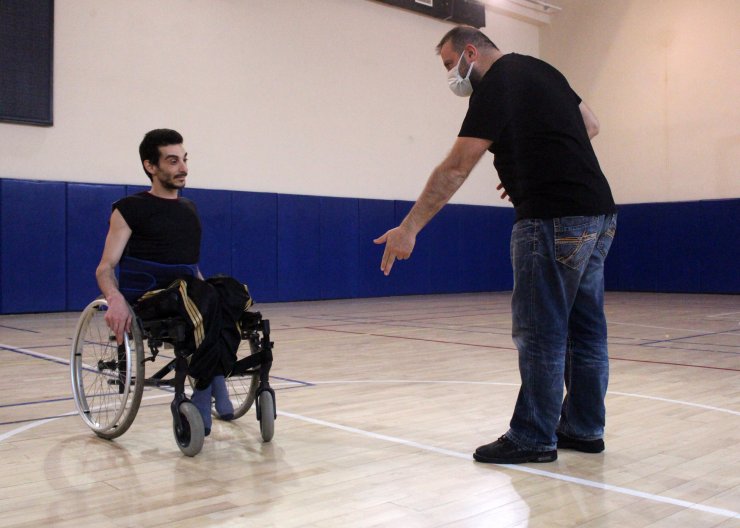 Dansıyla Tekerlekli Sandalyesine Can Verecek