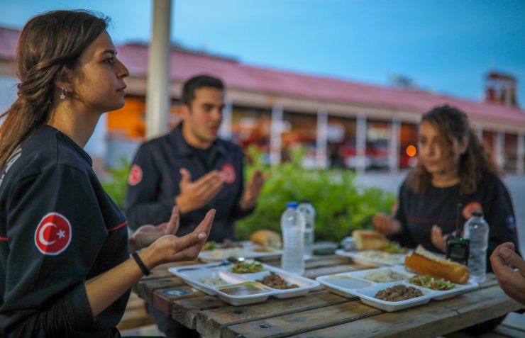 Yangın Bekçileri, Oruçlarını ‘itfaiyeci Duası’yla Açtı