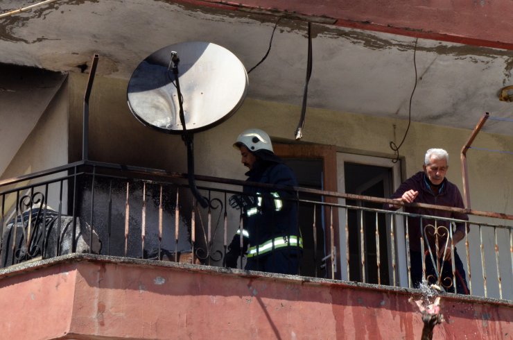 Yangından Korktu Dedesine 'eve Çıkmayalım, Taşınalım' Dedi