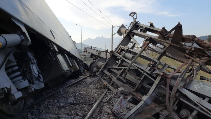 Adana'da Yük Trenleri Çarpıştı, 2 Makinist Yaralandı