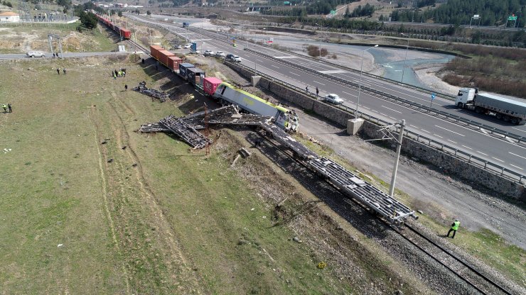 Adana'da Yük Trenleri Çarpıştı, 2 Makinist Yaralandı (2)