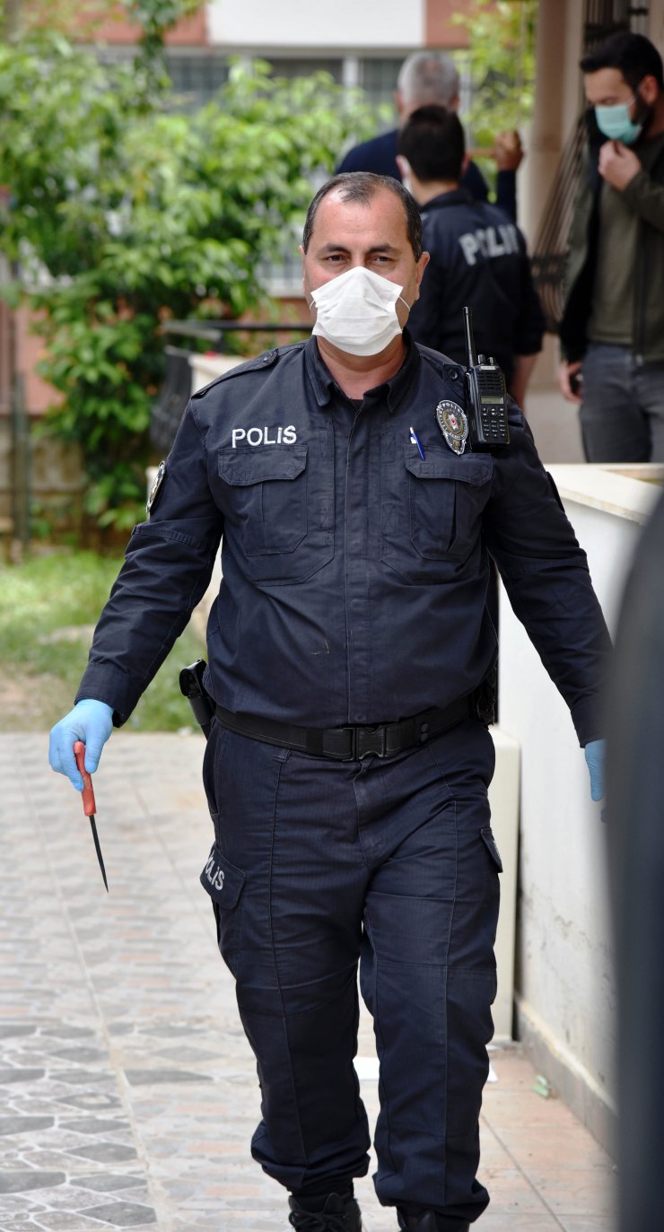 Evde Kendisine Bıçakla Zarar Verdi, Polis İkna Edip Hastaneye Götürdü