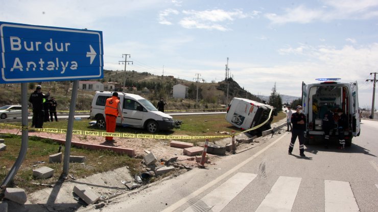 Kamyonet İle Çarpışan Hafif Ticari Araçtaki Çift Öldü