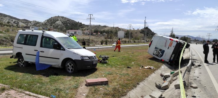 Kamyonet İle Çarpışan Hafif Ticari Araçtaki Çift Öldü