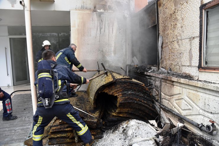 Otel Bahçesinde Çıkan Yangında, Prefabrik Ev İle Lüks Otomobil Zarar Gördü