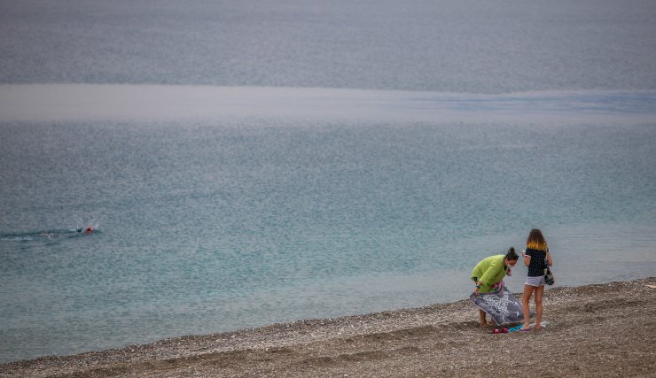 Turistlerden Kısıtlamada Boş Kalan Konyaaltı Sahili'nde Yürüyüş