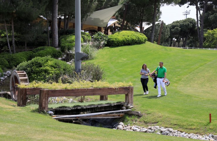 Okul Harçlığını Çıkarmak İçin Başladığı Golfte Milli Olup, Madalyalar Kazandı