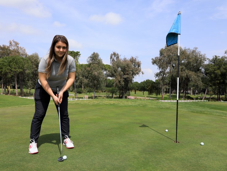 Okul Harçlığını Çıkarmak İçin Başladığı Golfte Milli Olup, Madalyalar Kazandı