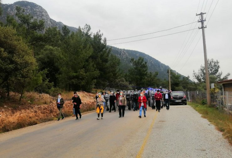 Akbük Koyu'nda Gergin Yıkım