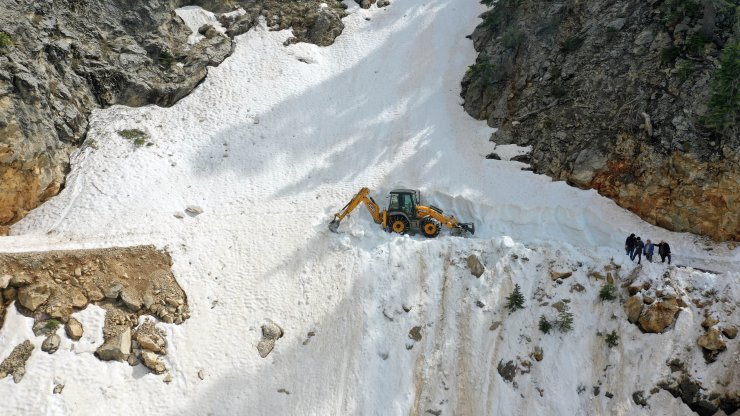 Antalya'da, Karla Kaplı Yayla Yolları Açıldı