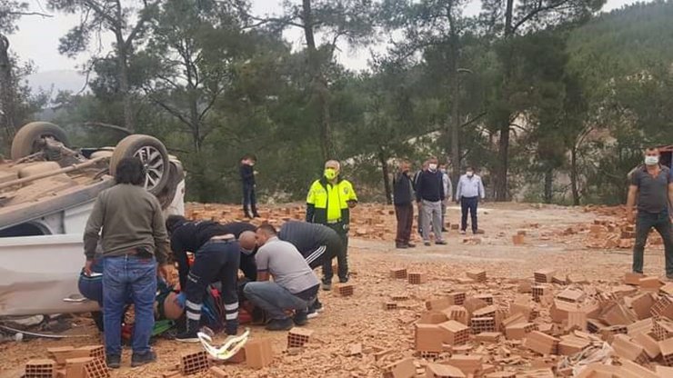 Tuğla Yüklü Kamyonla Otomobil Çarpıştı: 4 Yaralı