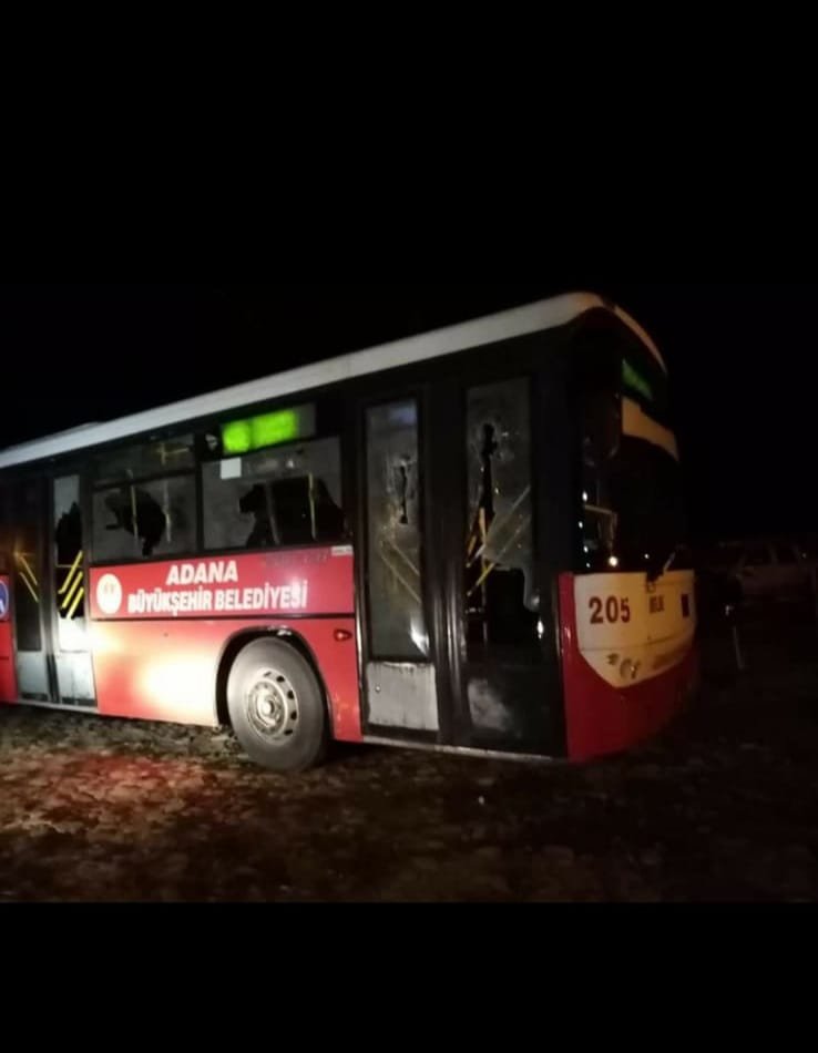 Yol Verme Tartışmasında Önünü Kestikleri Otobüse Taşlarla Saldırdılar