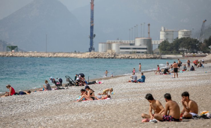 Antalya'da Sıcaklık 30 Dereceye Ulaştı, Sahiller Doldu