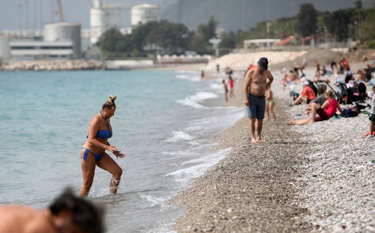 Antalya'da Sıcaklık 30 Dereceye Ulaştı, Sahiller Doldu