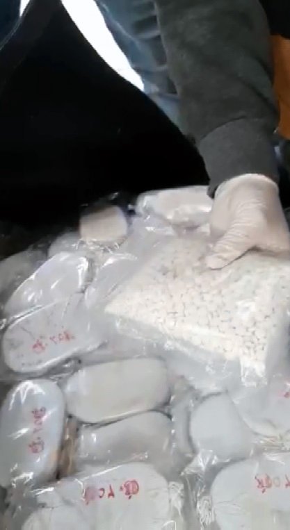 Otomobil Koltuk Döşemesinin Altından 52 Kilo Esrar, 70 Bin Uyuşturucu Hap Çıktı