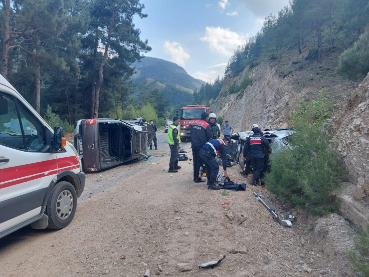 Adana'da Kamyonet İle Cip Çarpıştı: Aynı Aileden 3 Ölü, 3 Yaralı