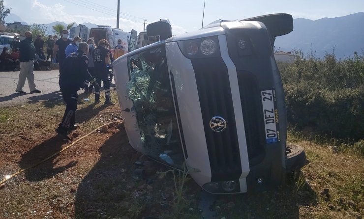 Antalya'da Üniversite Personelinin Servisi İle Otomobil Çarpıştı: 1 Ölü, 8 Yaralı