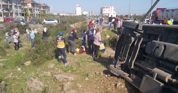 Antalya'da Üniversite Personelinin Servisi İle Otomobil Çarpıştı: 1 Ölü, 8 Yaralı