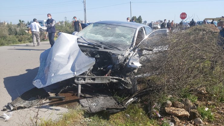 Antalya'da Üniversite Personelinin Servisi İle Otomobil Çarpıştı: 1 Ölü, 8 Yaralı