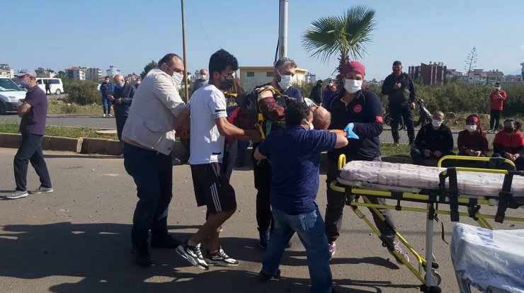 Antalya'da Üniversite Personelinin Servisi İle Otomobil Çarpıştı: 1 Ölü, 8 Yaralı