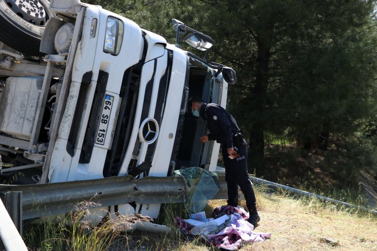 Beton Mikseri Devrildi, Sıkışan Sürücüyü İtfaiye Kurtardı