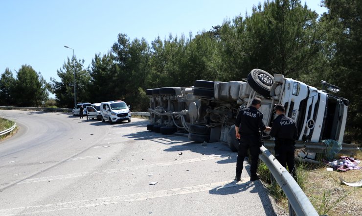 Beton Mikseri Devrildi, Sıkışan Sürücüyü İtfaiye Kurtardı