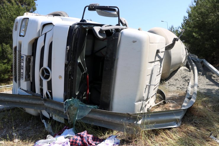 Beton Mikseri Devrildi, Sıkışan Sürücüyü İtfaiye Kurtardı