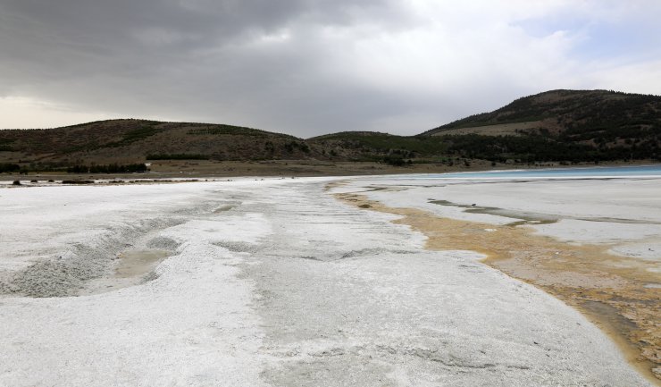 Suyu 30 Metre Çekilen Salda Gölü’nün Çamur Çukurları Kapanıyor