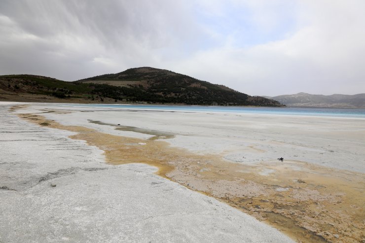 Suyu 30 Metre Çekilen Salda Gölü’nün Çamur Çukurları Kapanıyor