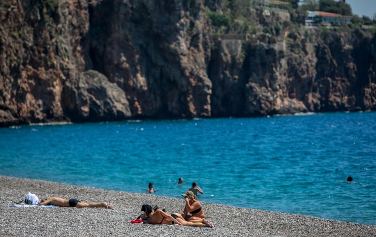 Antalya'da, 82 Saatlik Kısıtlama Öncesi Sahil Keyfi