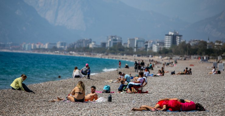 Antalya'da, 82 Saatlik Kısıtlama Öncesi Sahil Keyfi