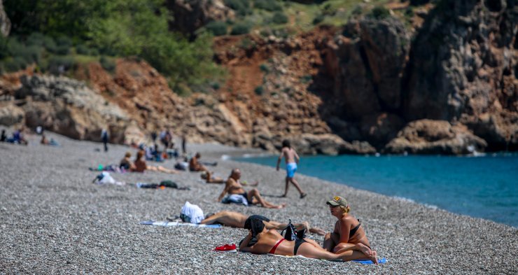 Antalya'da, 82 Saatlik Kısıtlama Öncesi Sahil Keyfi