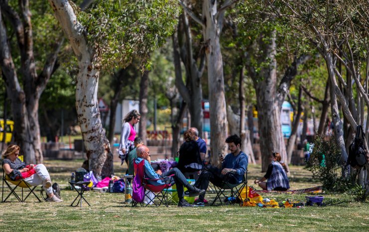 Antalya'da, 82 Saatlik Kısıtlama Öncesi Sahil Keyfi