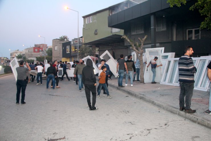 İş Yerinde Çıkan Yangında Bazı Vatandaşlar Yardıma Koştu, Bazıları İse İzledi