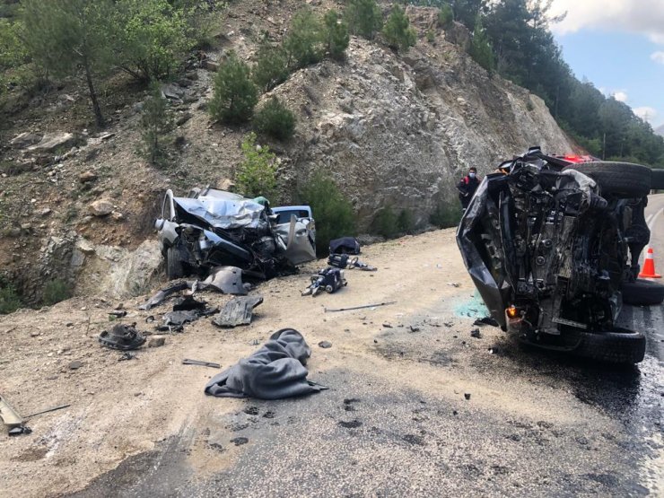 Kazada Ölen Sürücü, Eşi Ve Oğlu Yan Yana Toprağa Verildi