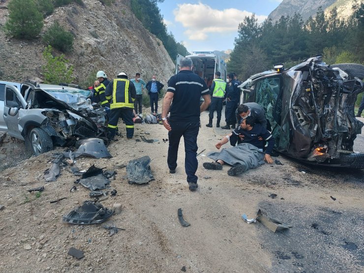 Kazada Ölen Sürücü, Eşi Ve Oğlu Yan Yana Toprağa Verildi