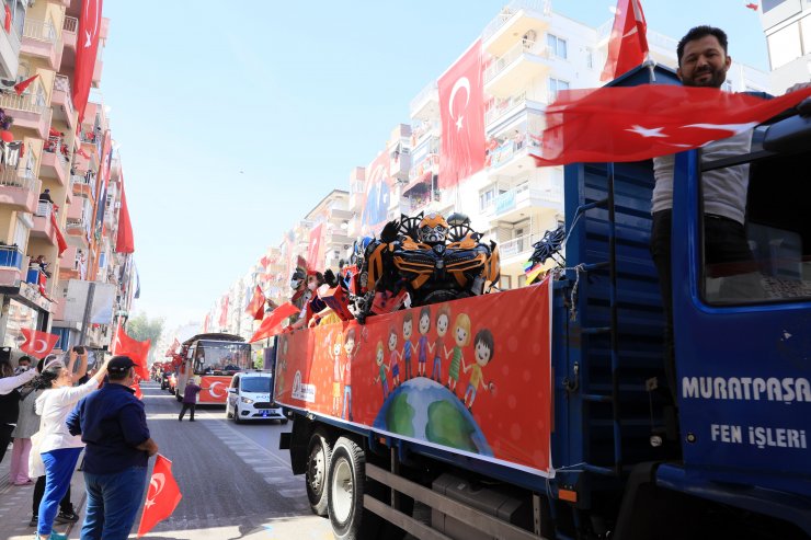 Antalya Sokaklarında 23 Nisan Coşkusu; Balkonlardan İzlediler