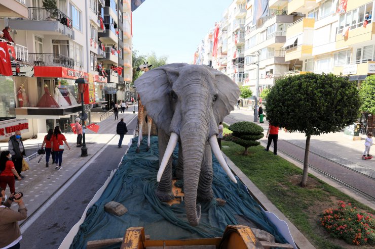 Antalya Sokaklarında 23 Nisan Coşkusu; Balkonlardan İzlediler