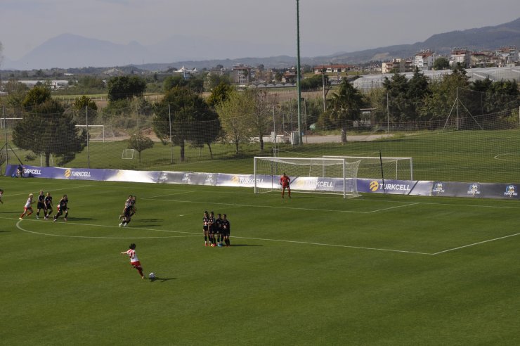 Ataşehir Belediyespor Ve Adana İdmanyurdu Kadın Futbol Takımları Çeyrek Finalde