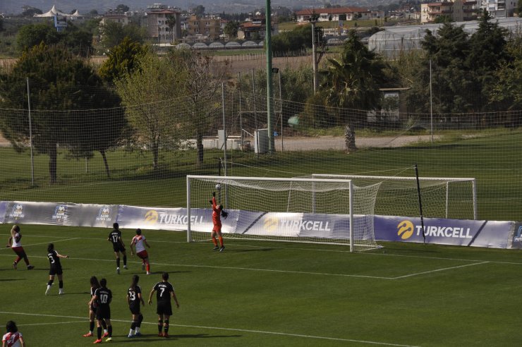 Ataşehir Belediyespor Ve Adana İdmanyurdu Kadın Futbol Takımları Çeyrek Finalde