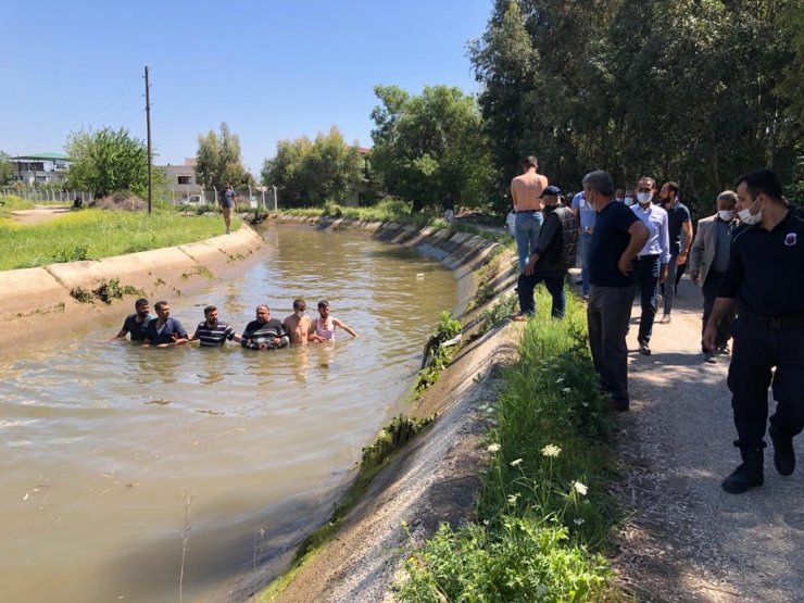 Arıların Saldırısında Kanala Düşen İmamın Cesedini, Kol Kola Girip Arayan Mahalleli Buldu