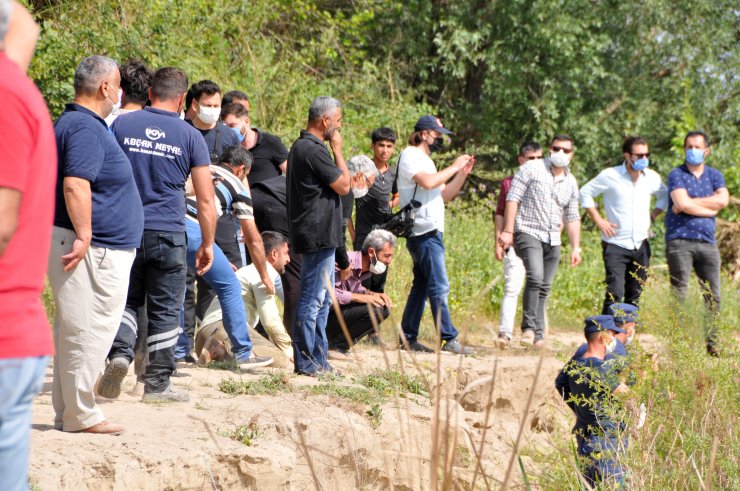 Adnan Çayda Boğuldu, Babası Kıyafetlerine Sarılarak Ağladı