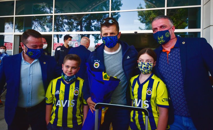 Antalya'ya Gelen Fenerbahçe'de Belözoğlu'na Taraftarlardan 'sana Güveniyoruz' Mesajı