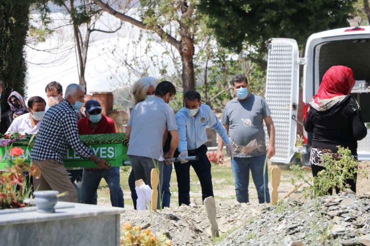 Evinde Ölü Bulunan Çiğdem, Gözyaşlarıyla Toprağa Verildi