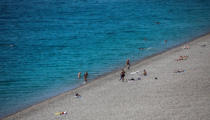 Tam Kapanma Öncesi Konyaaltı Sahili Doldu